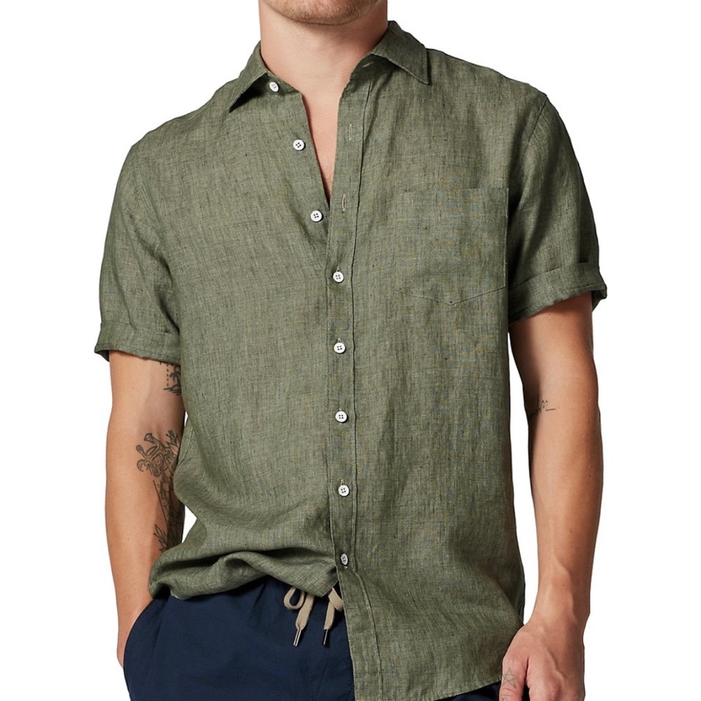 Men’s Olive Green Short-Sleeved Button Up Shirt.